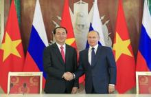 Chủ tịch nước Trần Đại Quang và Tổng thống Liên bang Nga V. Putin bắt tay sau Lễ ký các văn kiện hợp tác giữa hai nước ngày 29/6/2017. Ảnh: Nhan Sáng-TTXVN
