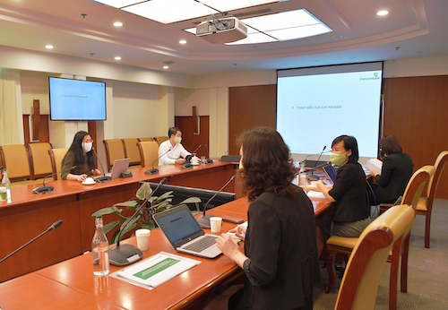 Các chi nhánh trên toàn hệ thống Vietcombank tham gia Hội nghị qua các điểm cầu truyền hình trực tuyến hôm 30/3.