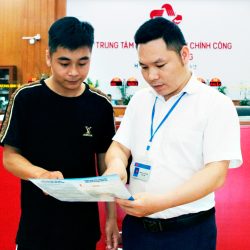 Cán bộ Trung tâm Phục vụ hành chính công tỉnh hướng dẫn quy trình thanh toán trực tuyến trên Cổng Dịch vụ công.