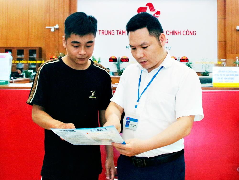 Cán bộ Trung tâm Phục vụ hành chính công tỉnh hướng dẫn quy trình thanh toán trực tuyến trên Cổng Dịch vụ công.